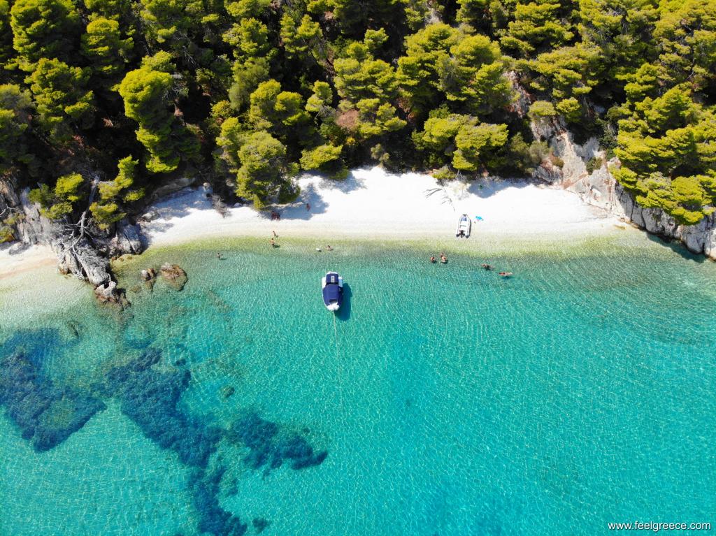 Πέντε μικρά άγνωστα νησάκια της Ελλάδας με κρυστάλλινα νερά που θα σε «μαγέψουν»