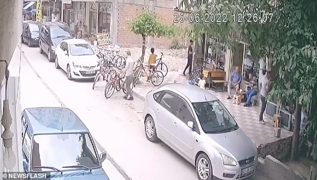 Τουρκία: Μωρό πέφτει απο μπαλκόνι και «προσγειώνεται» πάνω σε έναν αμέριμνo άνδρα (βίντεο)