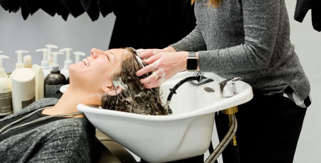 Τσουχτερά πρόστιμα στα κομμωτήρια της Ιταλίας που… λούζουν δύο φορές τους πελάτες τους!