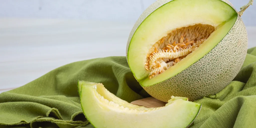 Κρήτη: Η στιγμή που άνδρας σώζει τουρίστα σε ταβέρνα που πνίγεται από πεπόνι (βίντεο)