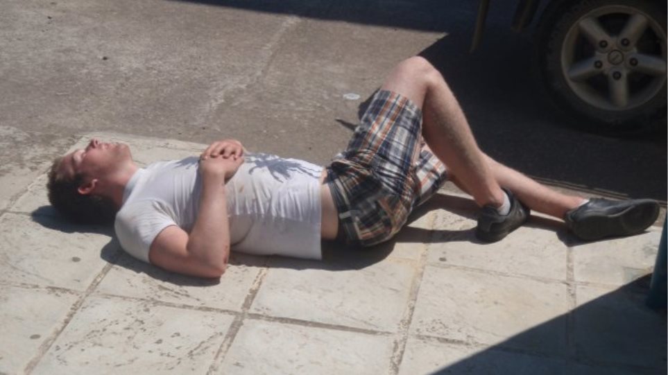 Ρόδος: Μεθυσμένοι τουρίστες πέρασαν τους κάδους σκουπιδιών για…κρεβάτι (φώτο)