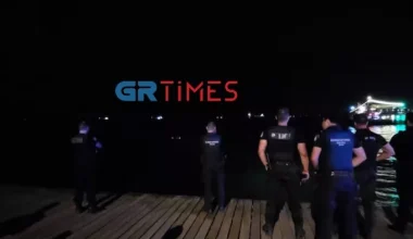 Θεσσαλονίκη: Επιχείρηση διάσωσης γυναίκας που έπεσε στον Θερμαϊκό (βίντεο)
