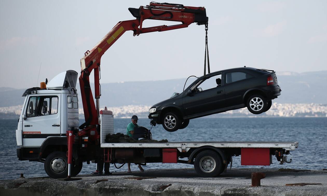 Θεσσαλονίκη: «Μητέρα και γιος σταμάτησαν να βάλουν χειροπέδες και πάτησαν το γκάζι προς τη θάλασσα»