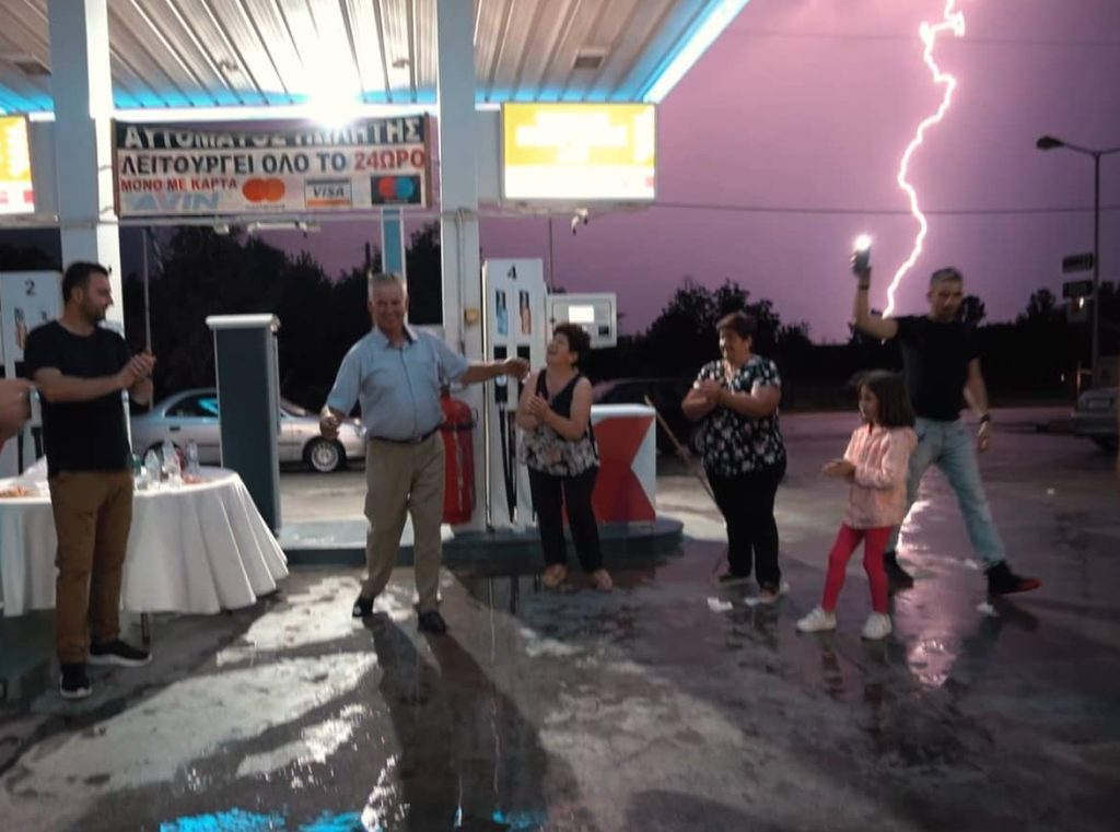 Τρίκαλα: Ζεϊμπέκικο με κεραυνούς – Έπεσε την ώρα που χόρευε ο πατέρας του γαμπρού (βίντεο)