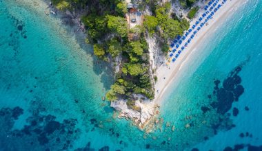 «North Evia-Samos Pass»: Χωρίς εισοδηματικά κριτήρια η επιδότηση έως 300 ευρώ για διακοπές σε Σάμο & Β.Εύβοια
