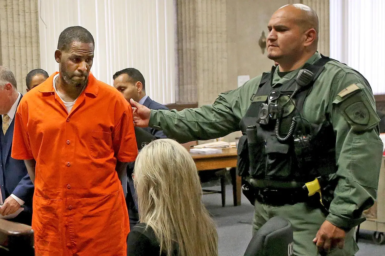 R.Kelly: Κάθειρξη 30 ετών στον σούπερ σταρ της R&B για σεξουαλική κακοποίηση