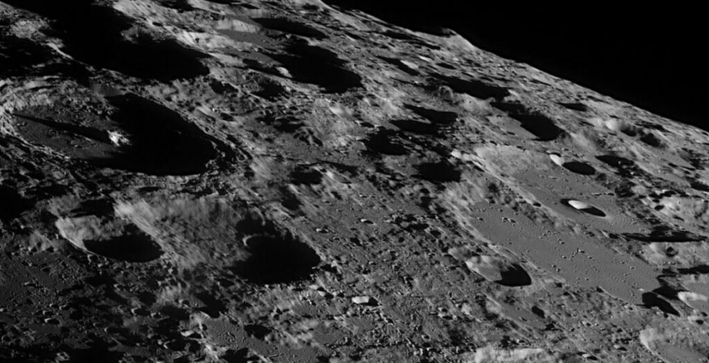 «Η σκοτεινή πλευρά της Σελήνης»: Καρέ της ΝΑSA έβαλε “φωτιά” στις θεωρίες συνομωσίας (φώτο)