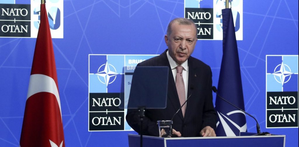 Der Spiegel: «Για τους εταίρους του στο ΝΑΤΟ ο Ρ.Τ.Ερντογάν συμπεριφέρεται σαν διπλός πράκτορας»