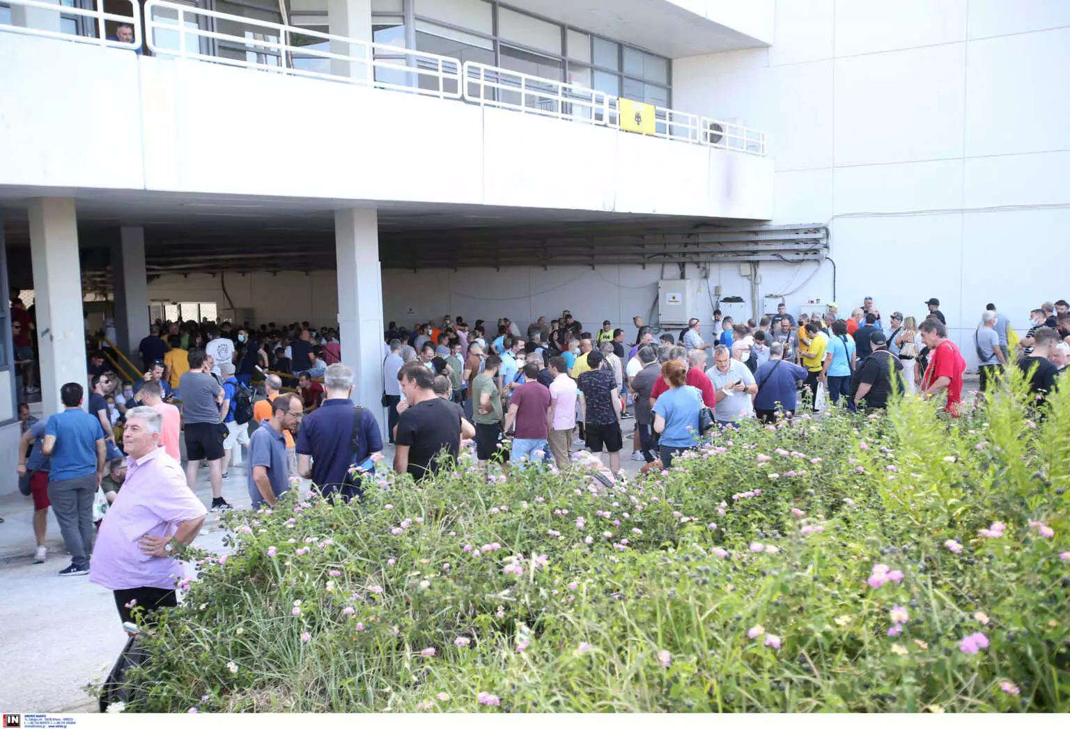 Κοσμοσυρροή έξω από τα εκδοτήρια του ΟΑΚΑ – ΑΕΚ: Απίστευτες ουρές για μια κάρτα διαρκείας