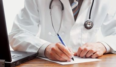 Πανελλήνιος Ιατρικός Σύλλογος: Ζητά και ιδιώτες γιατροί να συνταγογραφούν φάρμακα στους ανασφάλιστους