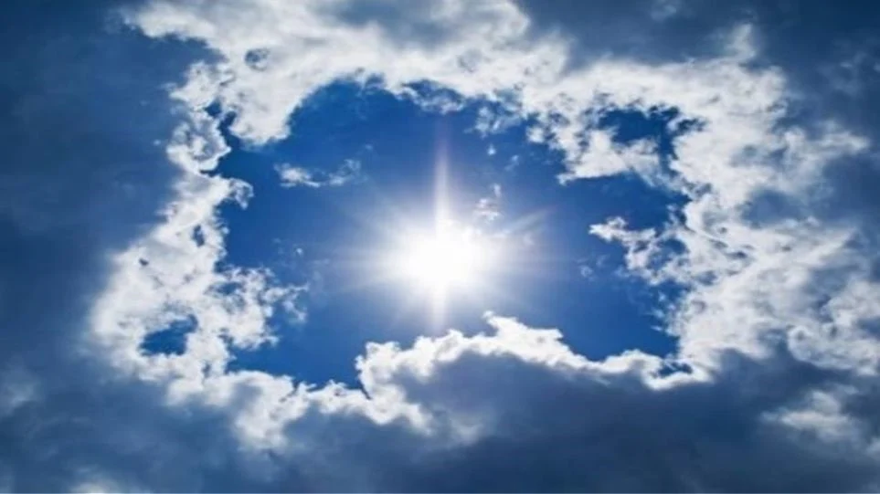 Καιρός: Ζέστη με τοπικές καταιγίδες σήμερα – Ηλιοφάνεια στην Αττική και συννεφιά στη Θεσσαλονίκη