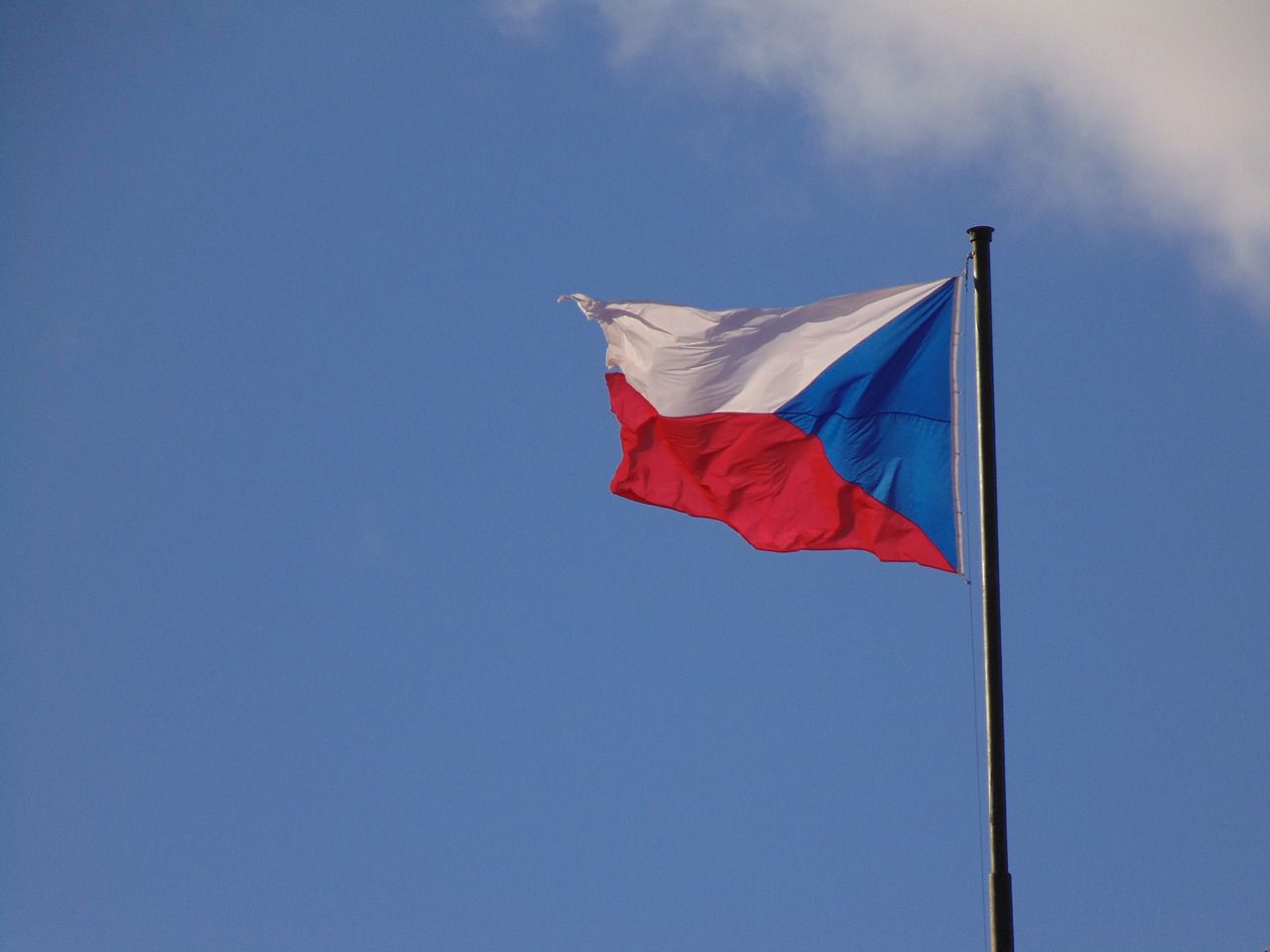Η Γαλλία παραδίδει στην Τσεχία τα ηνία της προεδρίας στο Συμβούλιο της ΕΕ
