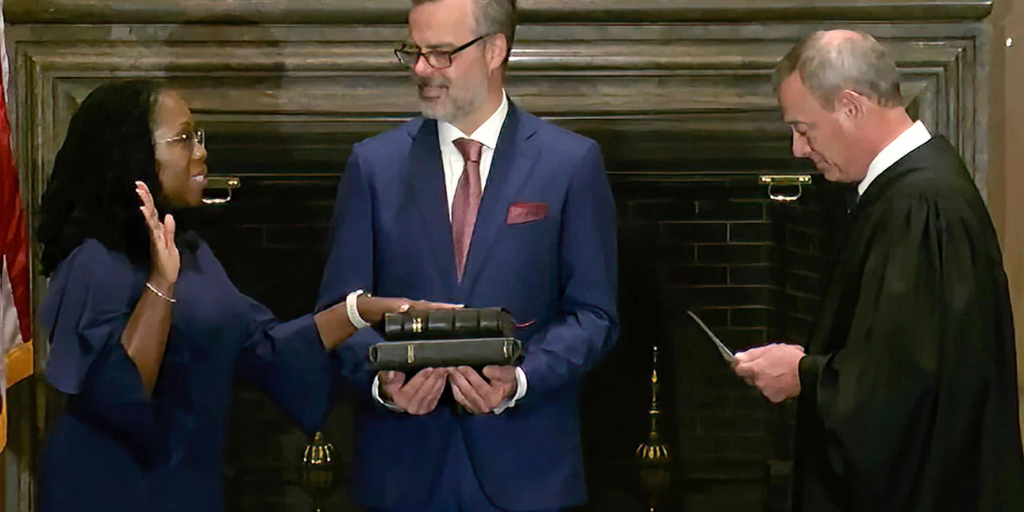 ΗΠΑ: Η Κετάντζι Μπράουν Τζάκσον είναι από σήμερα η πρώτη Αφροαμερικανή δικαστής στο Ανώτατο Δικαστήριο