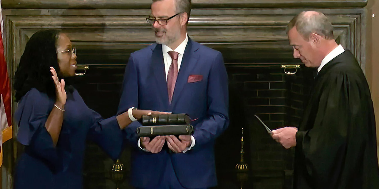 ΗΠΑ: Η Κετάντζι Μπράουν Τζάκσον είναι από σήμερα η πρώτη Αφροαμερικανή δικαστής στο Ανώτατο Δικαστήριο