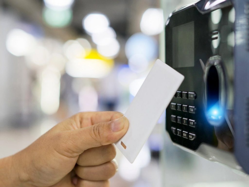 Στο τελικό στάδιο η Ψηφιακή Κάρτα Εργασίας – Πάνω από 40.000 εργαζόμενοι έχουν «κατεβάσει» την εφαρμογή