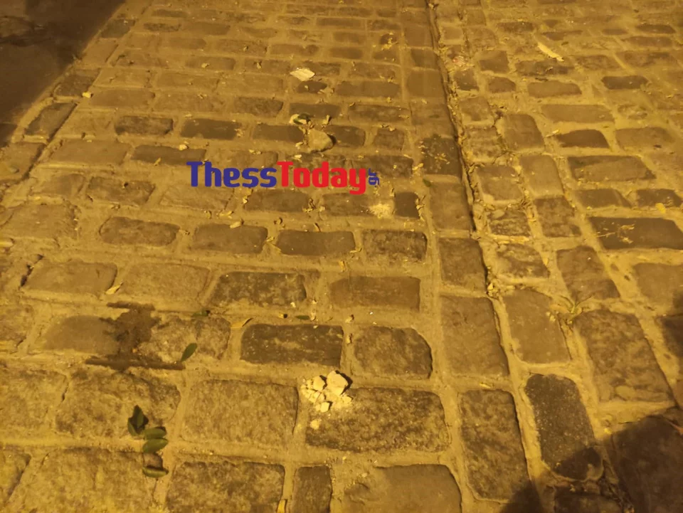 Θεσσαλονίκη: Αντιεξουσιαστές επιτέθηκαν σε διμοιρία ΜΑΤ με πέτρες και φωτοβολίδες