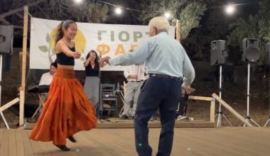 Σχοινούσα: 89χρονος χόρεψε με την εγγονή του σε τοπική γιορτή και έγινε viral