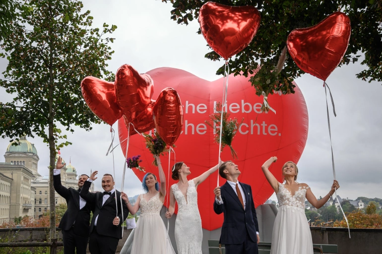 Τελέστηκαν οι πρώτοι γάμοι ομοφύλων ζευγαριών στην Ελβετία