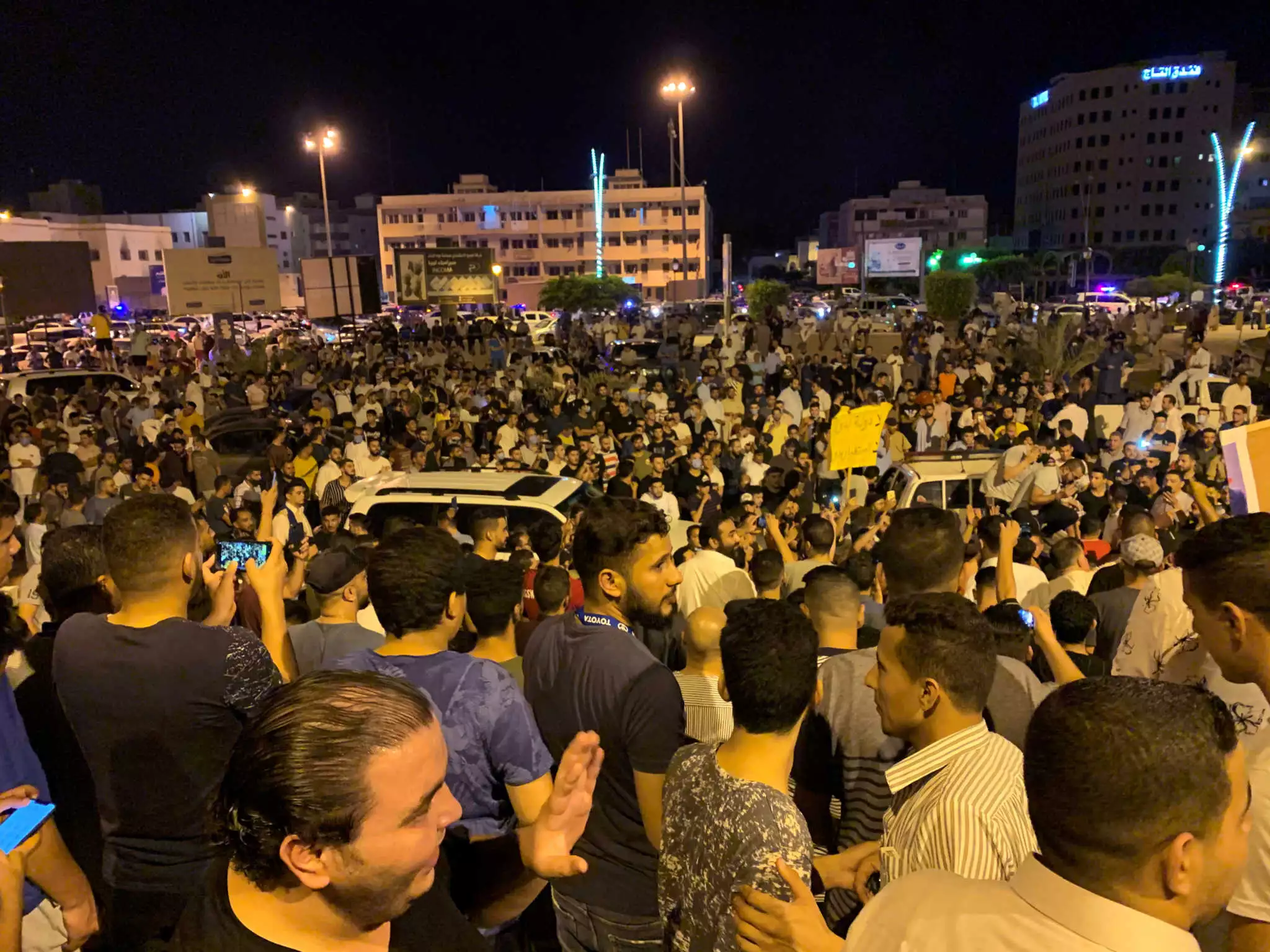 Χάος στην Λιβύη: Διαδηλωτές εισέβαλαν στο κοινοβούλιο στο Τομπρούκ – Οι δυνάμεις ασφαλείας αποχώρησαν (βίντεο)
