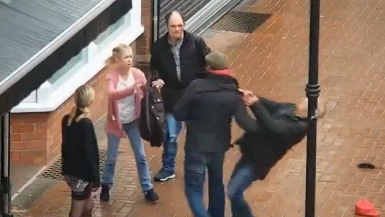 Αγγλία: Φοβερός οικογενειακός καυγάς έξω από παμπ – Πέντε άτομα παίζουν ξύλο μεταξύ τους (βίντεο)