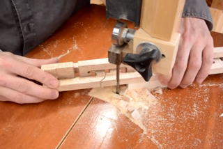Μετατρέποντας ένα κομμάτι ξύλο σε… μια αλυσίδα (βίντεο)