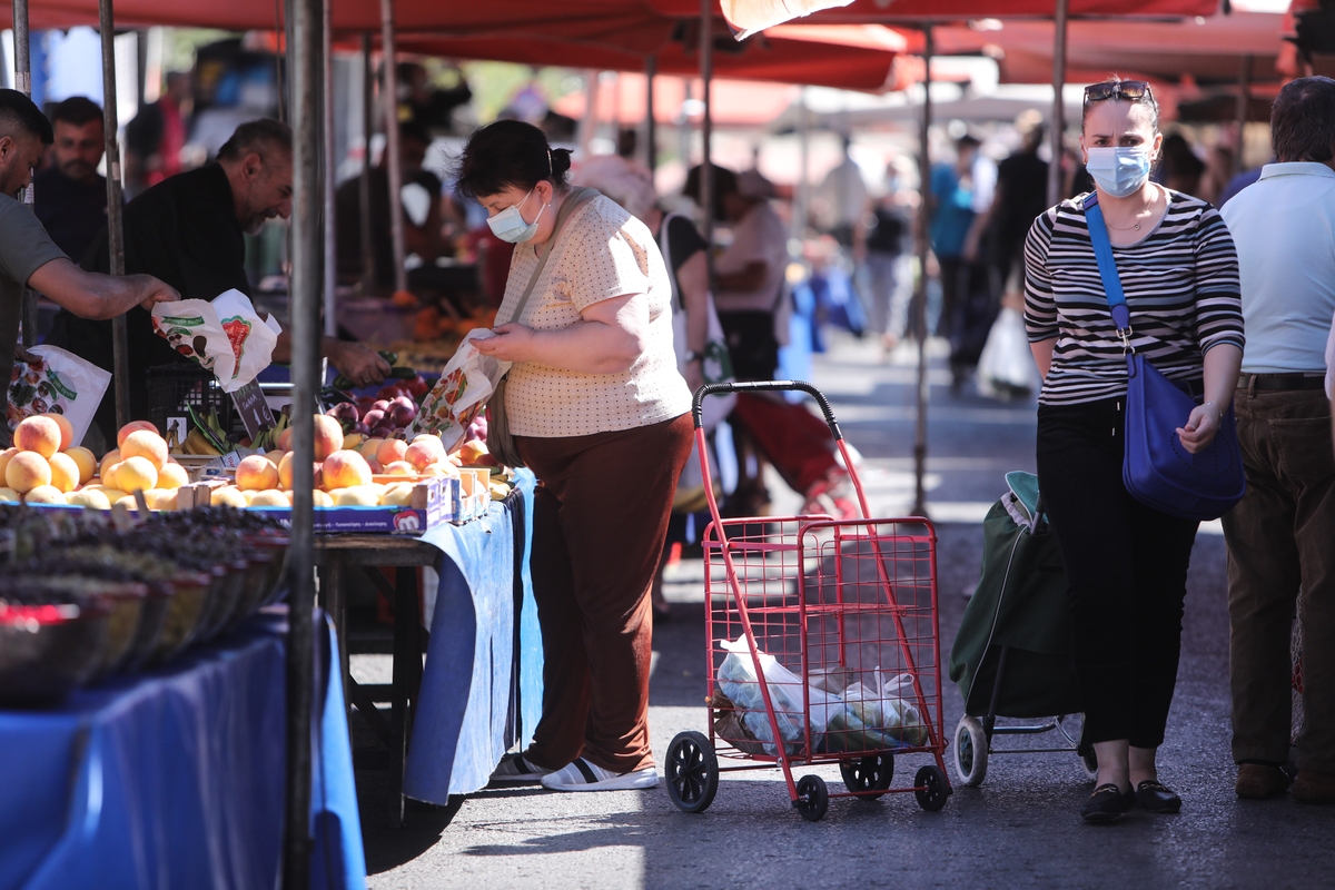 Κύμα ακρίβειας: Στις λαϊκές αγορές ψωνίζουν με το «κομμάτι»…