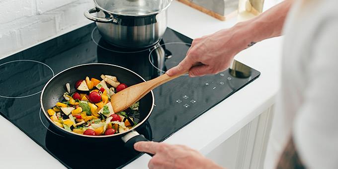 Να τι δεν πρέπει να πετάς ποτέ στα σκουπίδια όσο μαγειρεύεις