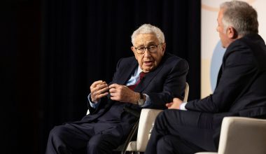 Henry Kissinger: «Η Ρωσία δύσκολα θα χάσει τα εδάφη που έχει καταλάβει» – Τα 3 σενάρια για το τέλος του πολέμου στην Ουκρανία