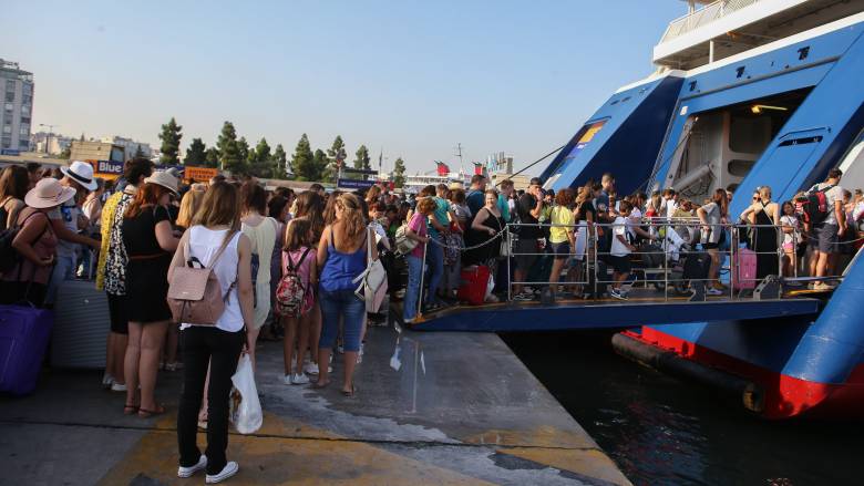 Με ως και 90% πληρότητα σαλπάρουν τα πλοία για Κυκλάδες