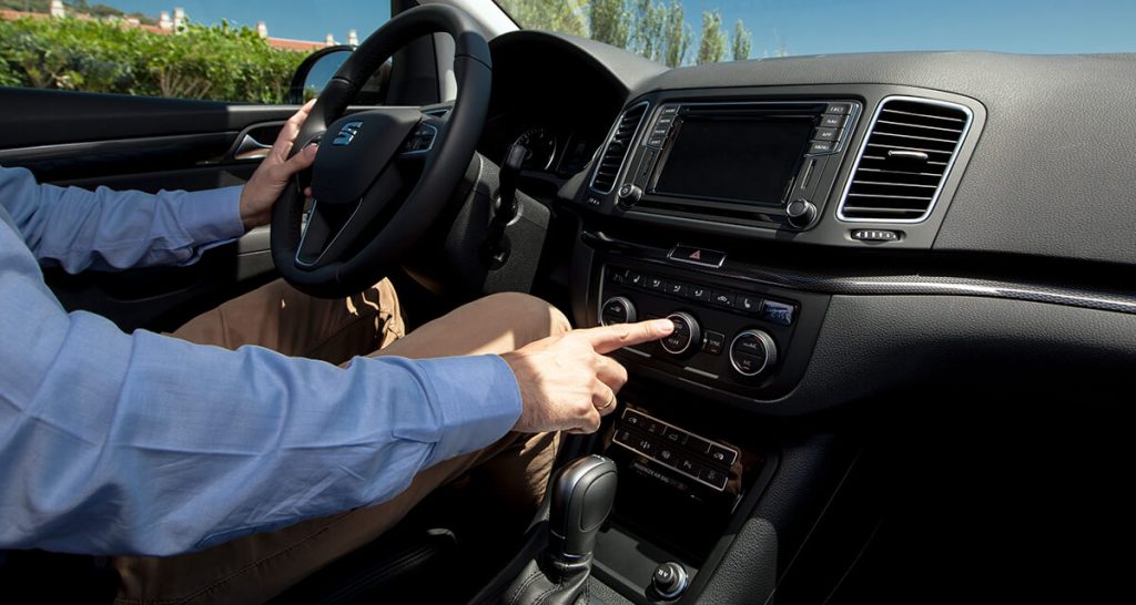 Αυτός είναι ο λόγος που δεν πρέπει να ανοίγουμε το κλιματιστικό μόλις μπούμε στο αυτοκίνητο