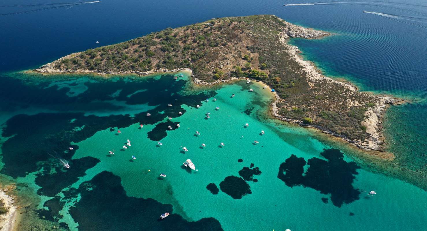 Χαλκιδική: Τα δύο άγνωστα εξωτικά νησάκια της με τα τιρκουάζ νερά που θα σας «μαγέψουν»
