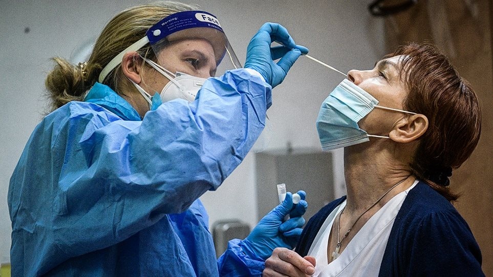 Κορωνοϊός: Έκτακτες ανακοινώσεις τη Δευτέρα λόγω της αύξησης κρουσμάτων – Πιθανή η επαναφορά μέτρων