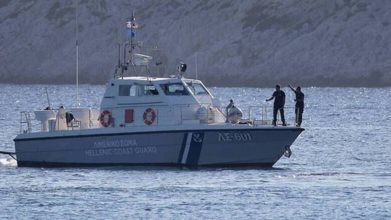 Συνελήφθησαν πέντε αλλοδαποί και τέσσερις διακινητές μετά από καταδίωξη σκάφους στη Ρόδο από το Λιμενικό
