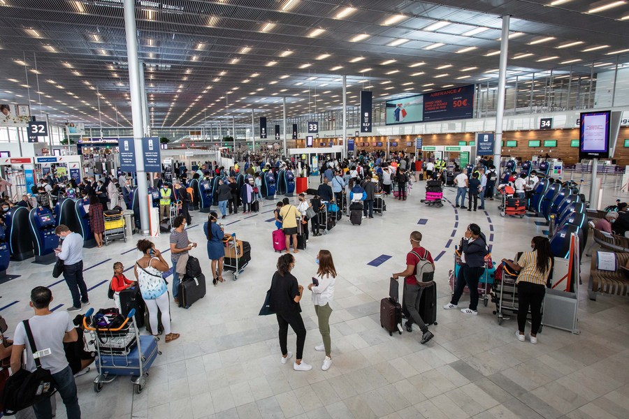 Απεργίες και κορωνοϊός προκαλούν «έμφραγμα» στα αεροδρόμια – Σε απόγνωση χιλιάδες ταξιδιώτες