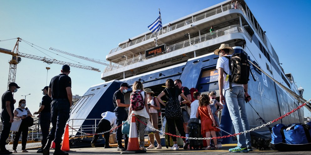 Αργοπορημένος επιβάτης σκαρφαλώνει στην μπουκαπόρτα για να μπει στο πλοίο – Τα κατάφερε τελικά; (βίντεο)