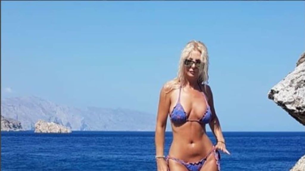 Ξέχασες την Στέλλα Μπεζαντάκου; – Βάζει το μαγιό της για να την θυμηθείς ξανά (φωτό)