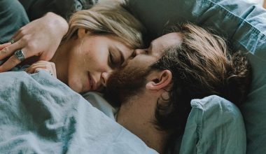 Τρεις συμβουλές για μια καλή σχέση με έναν σύντροφο που έχει εντελώς διαφορετικό πρόγραμμα ύπνου