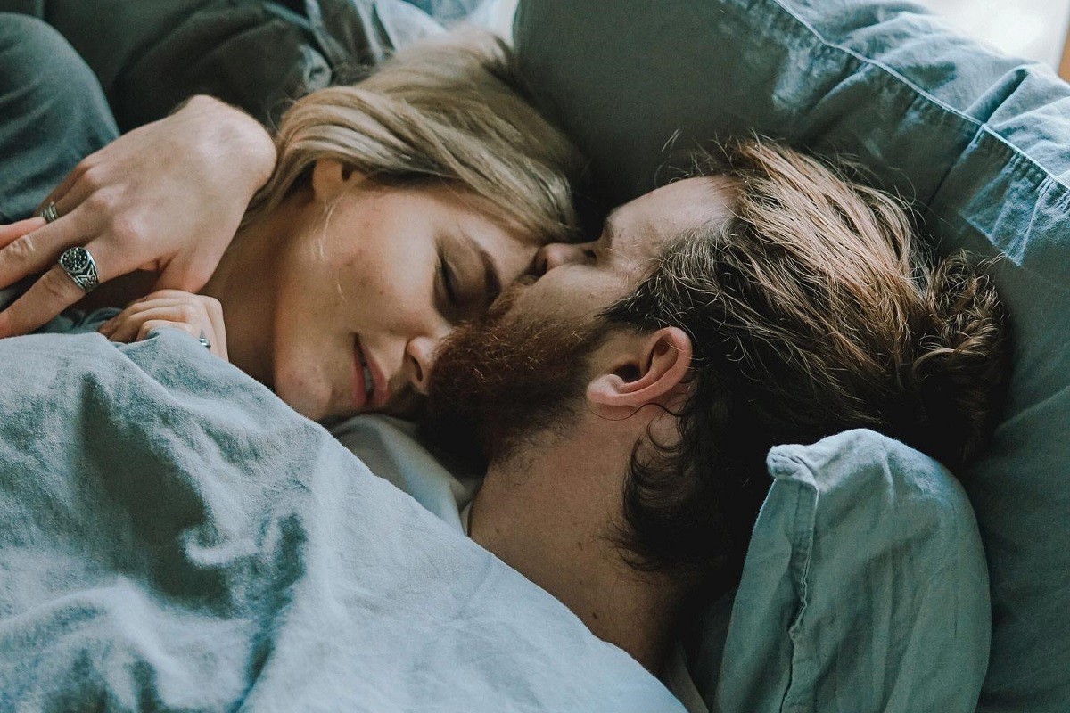 Τρεις συμβουλές για μια καλή σχέση με έναν σύντροφο που έχει εντελώς διαφορετικό πρόγραμμα ύπνου