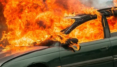 Απίστευτο: Οπαδοί έκαψαν τα αυτοκίνητα των ποδοσφαιριστών (βίντεο)