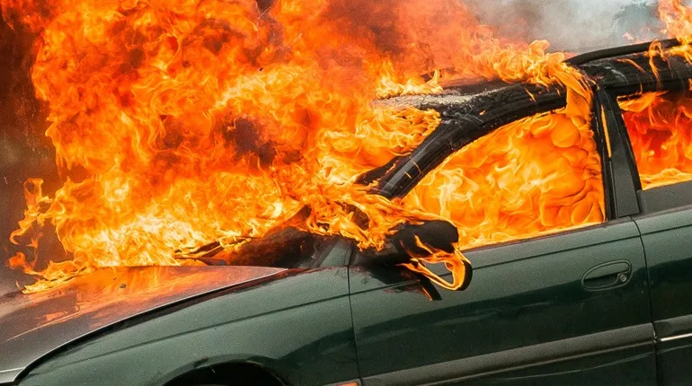 Απίστευτο: Οπαδοί έκαψαν τα αυτοκίνητα των ποδοσφαιριστών (βίντεο)