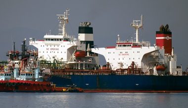 Στο λιμάνι του Πειραιά κατευθύνεται με τη βοήθεια ρυμουλκών το ρωσικό τάνκερ «Lana»