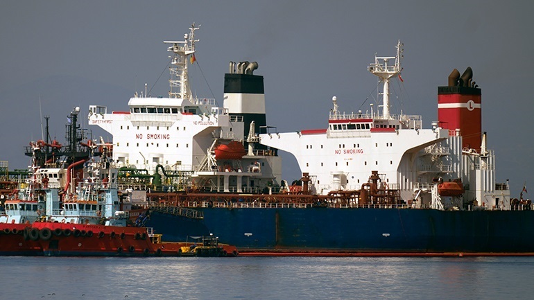 Στο λιμάνι του Πειραιά κατευθύνεται με τη βοήθεια ρυμουλκών το ρωσικό τάνκερ «Lana»