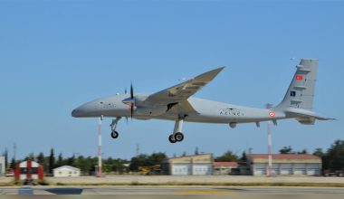 UAV Akinci: Πραγματοποίησε βολή βόμβας LGK-82 με κατεύθυνση λέιζερ