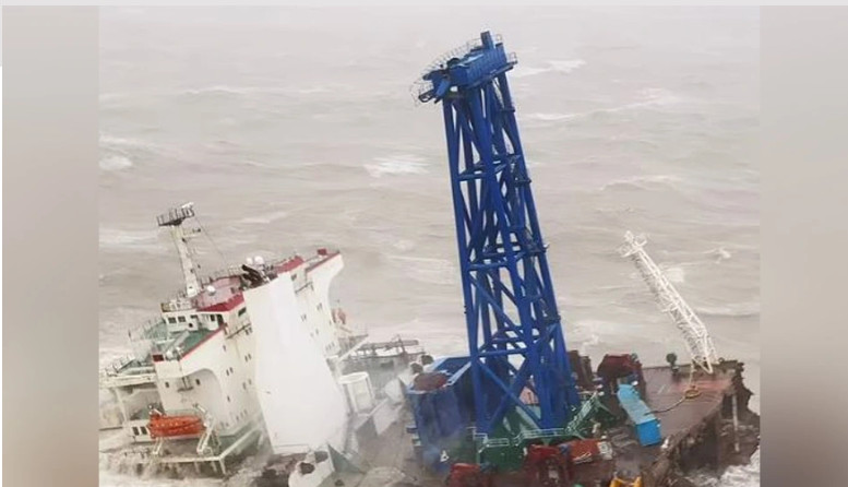 Σοκ στο Χονγκ Κονγκ: Τεράστιο πλοίο έσπασε στη μέση και βυθίστηκε – Δεκάδες αγνοούμενοι (βίντεο)