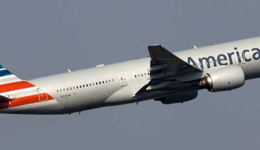 American Airlines: Επιβάτης πήδηξε στο καρότσι ποτών των αεροσυνοδών προσπαθώντας να γδυθεί