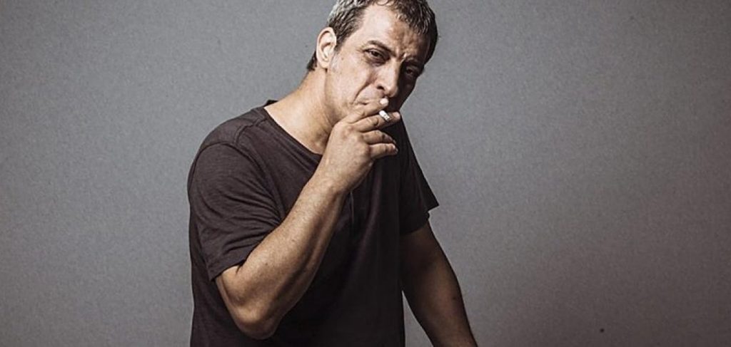 Θέμης Αδαμαντίδης: «Με κλώτσησε γιατί πίστευε ότι φλέρταρα με τον ταξιτζή» λέει η σύντροφός του