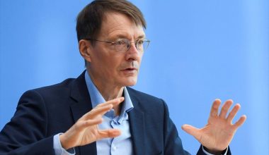 Γερμανία: Ο υπουργός Υγείας προειδοποιεί για «δύσκολο» φθινόπωρο λόγω κορωνοϊού