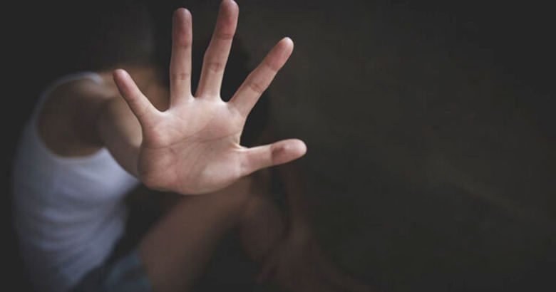 Κρήτη: Η Βρετανίδα επιμένει να υπερασπίζεται τον πατέρα της παρά το βίντεο που τον «καίει» για τον βιασμό της