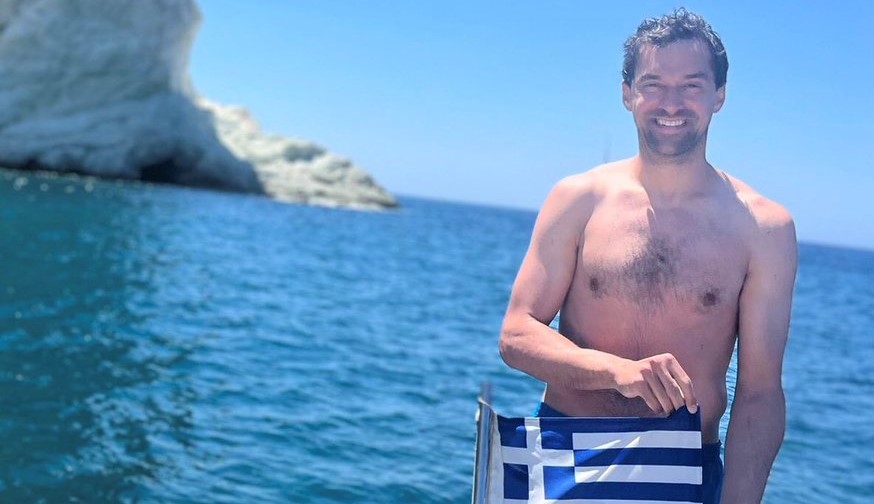  Σέρχιο Γιουλ: Απολαμβάνει τις διακοπές του στη Σαντορίνη – Ποζάρει με την ελληνική σημαία