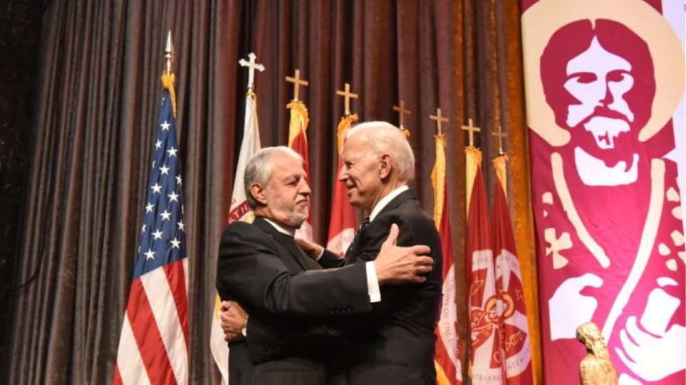 Ο εμβληματικός πατήρ Αλέξανδρος Καρλούτσος θα τιμηθεί από τον Τζο Μπάιντεν με το «Προεδρικό Μετάλλιο της Ελευθερίας»
